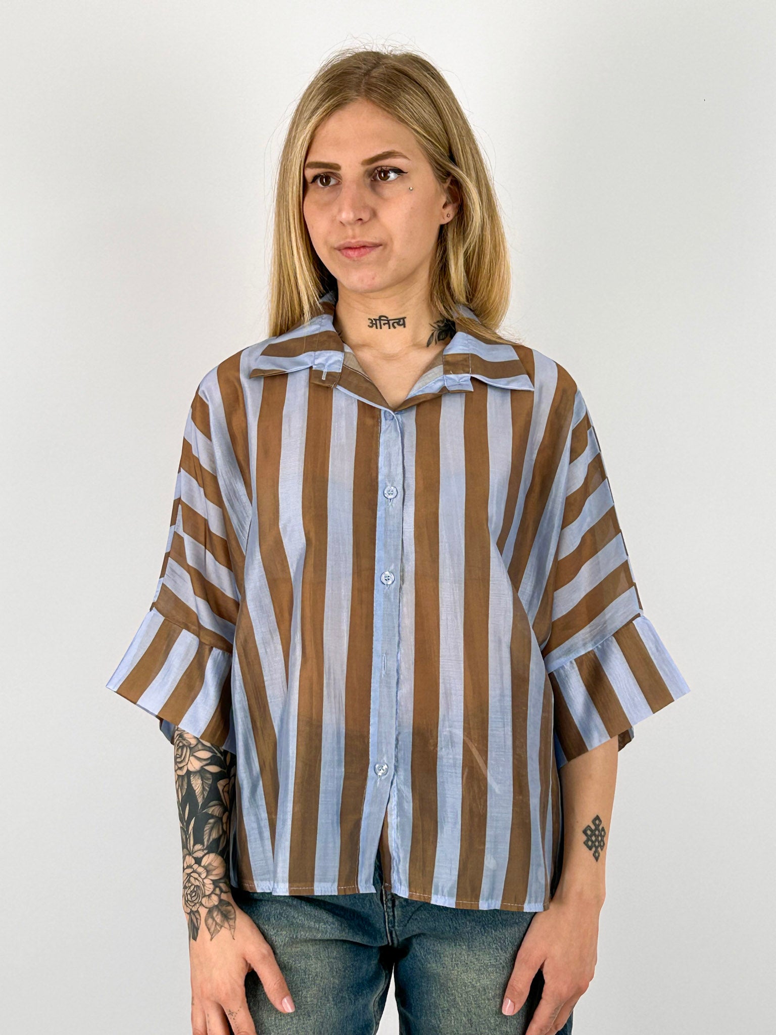Camicia donna a righe con vestibilità morbida e spalla scesa. vista frontale