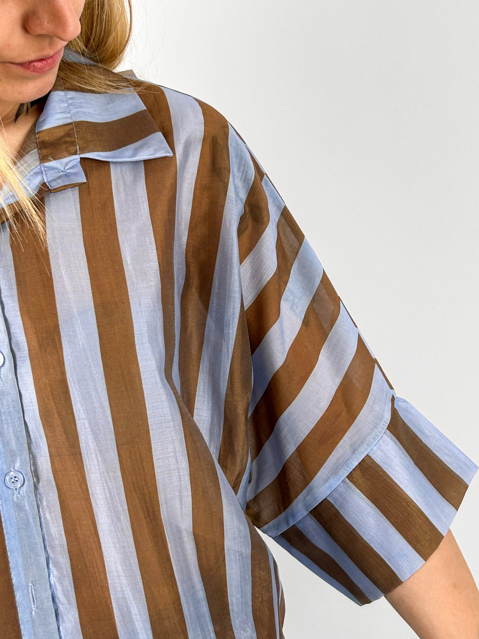 Camicia donna a righe con vestibilità morbida e spalla scesa. dettaglio manica