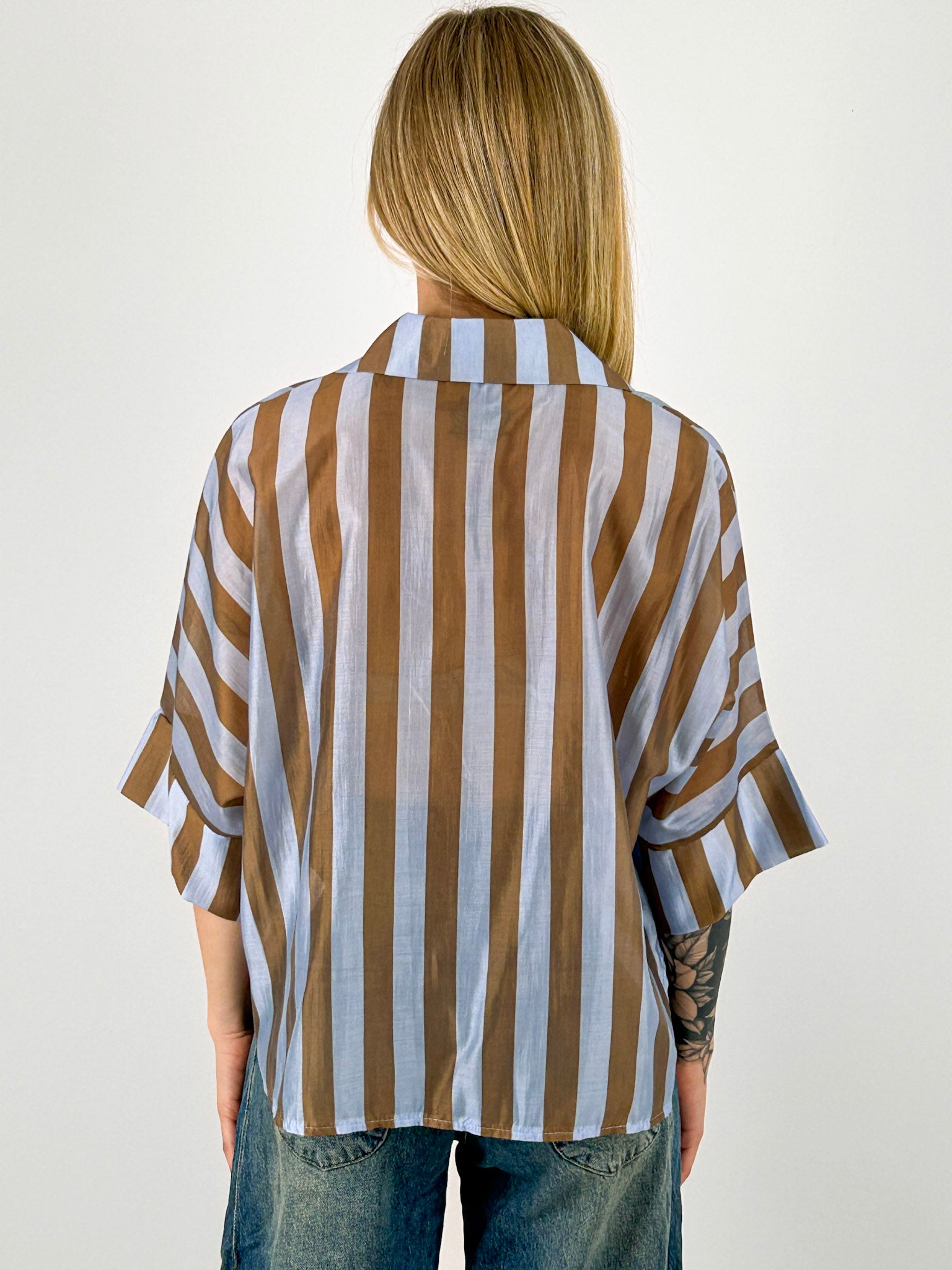 Camicia donna a righe con vestibilità morbida e spalla scesa. vista retro