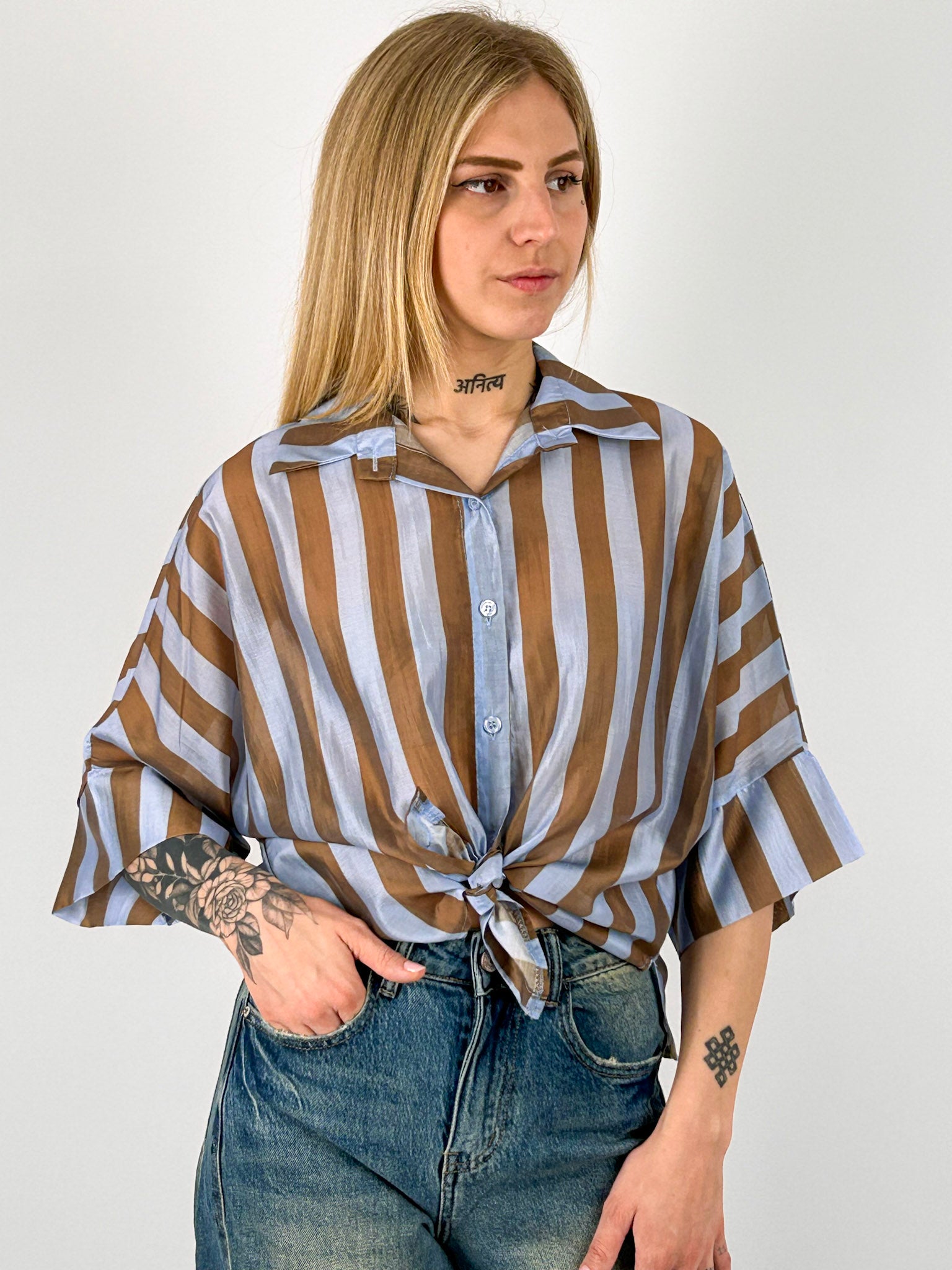 Camicia donna a righe con vestibilità morbida e spalla scesa. portata annodata