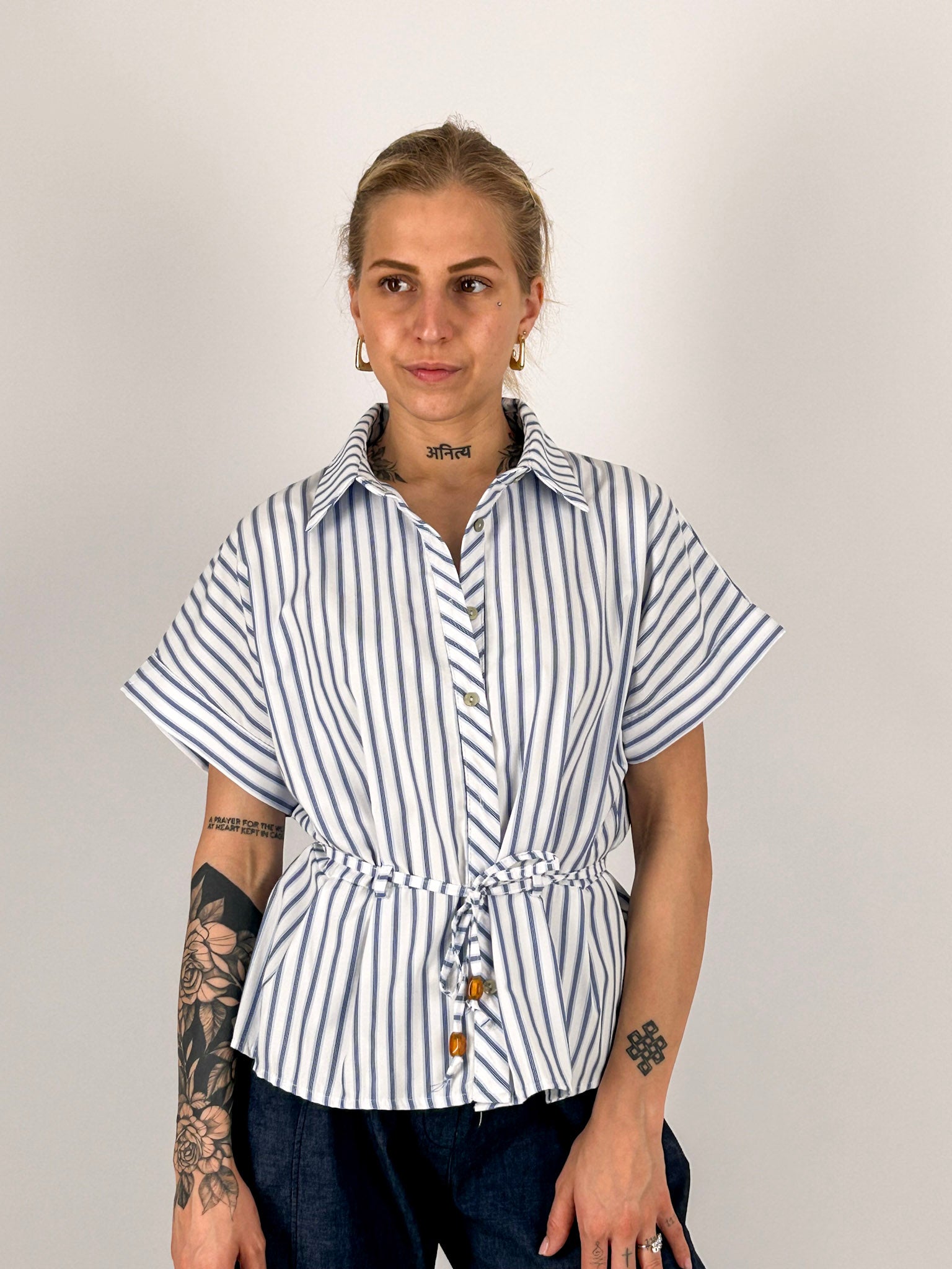 Camicia donna a righe in cotone con cintura in vita e vestibilità morbida - vista frontale