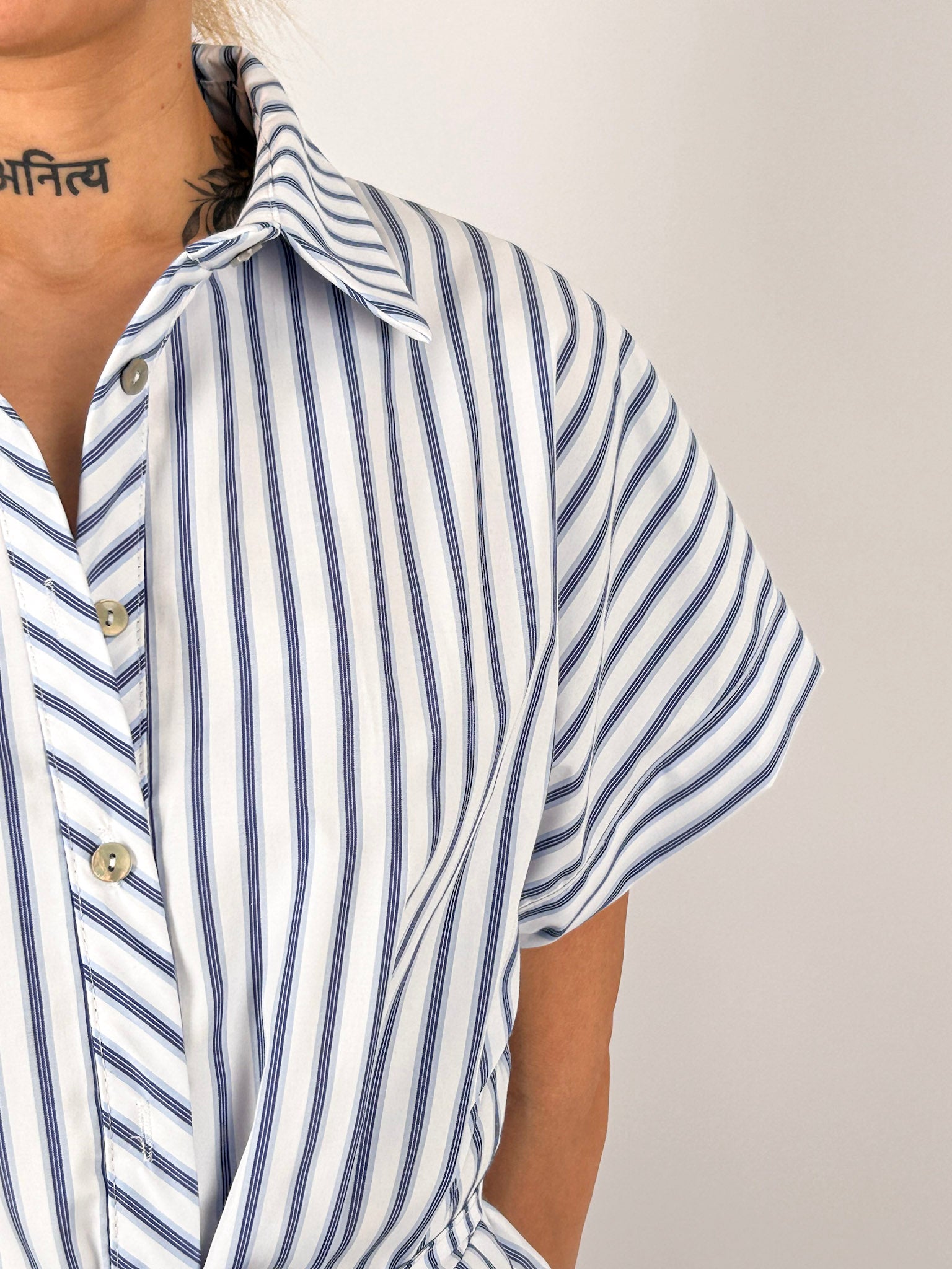 Camicia donna a righe in cotone con cintura in vita e vestibilità morbida - vista dettaglio
