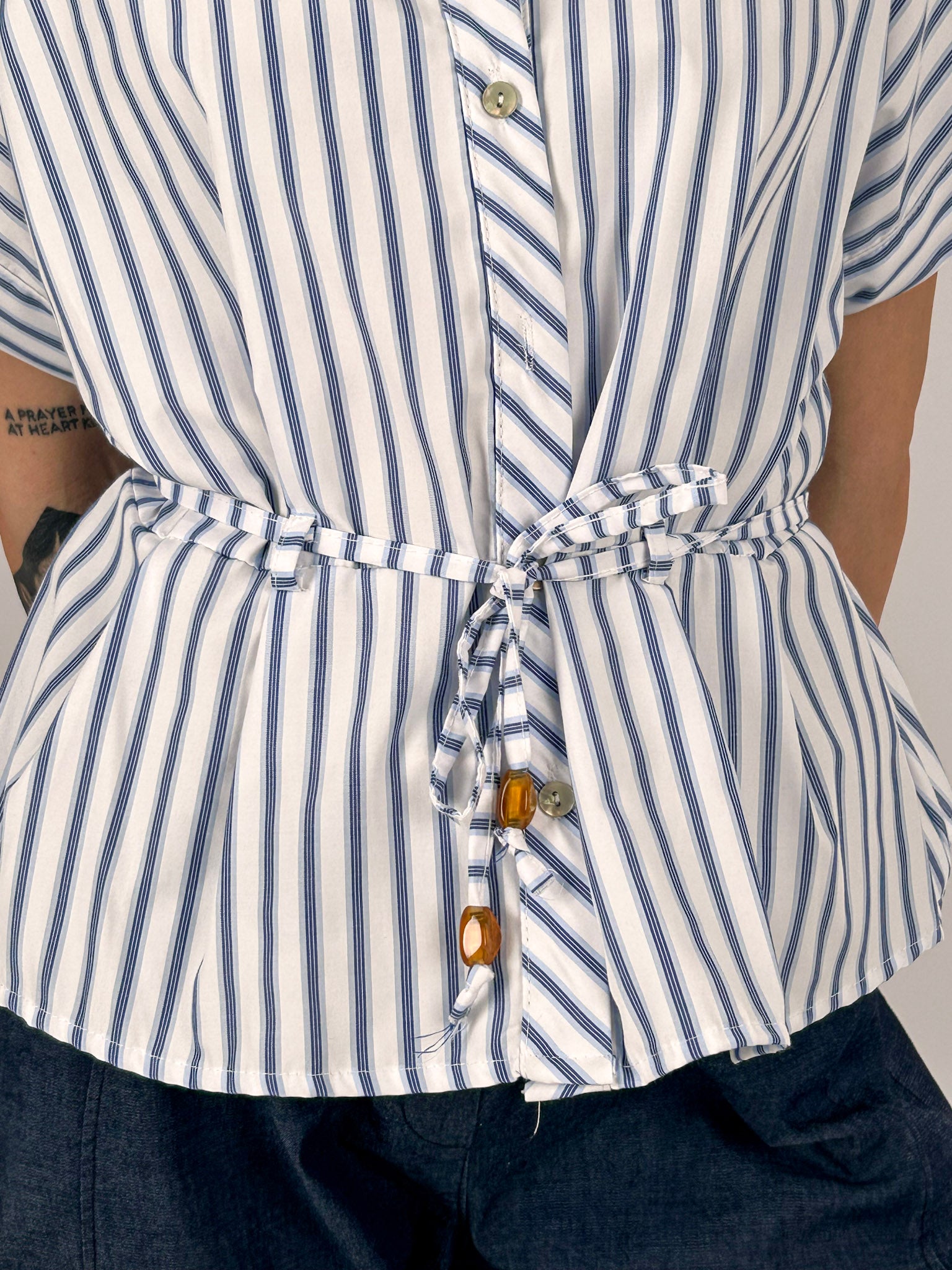 Camicia donna a righe in cotone con cintura in vita e vestibilità morbida - dettaglio cintura