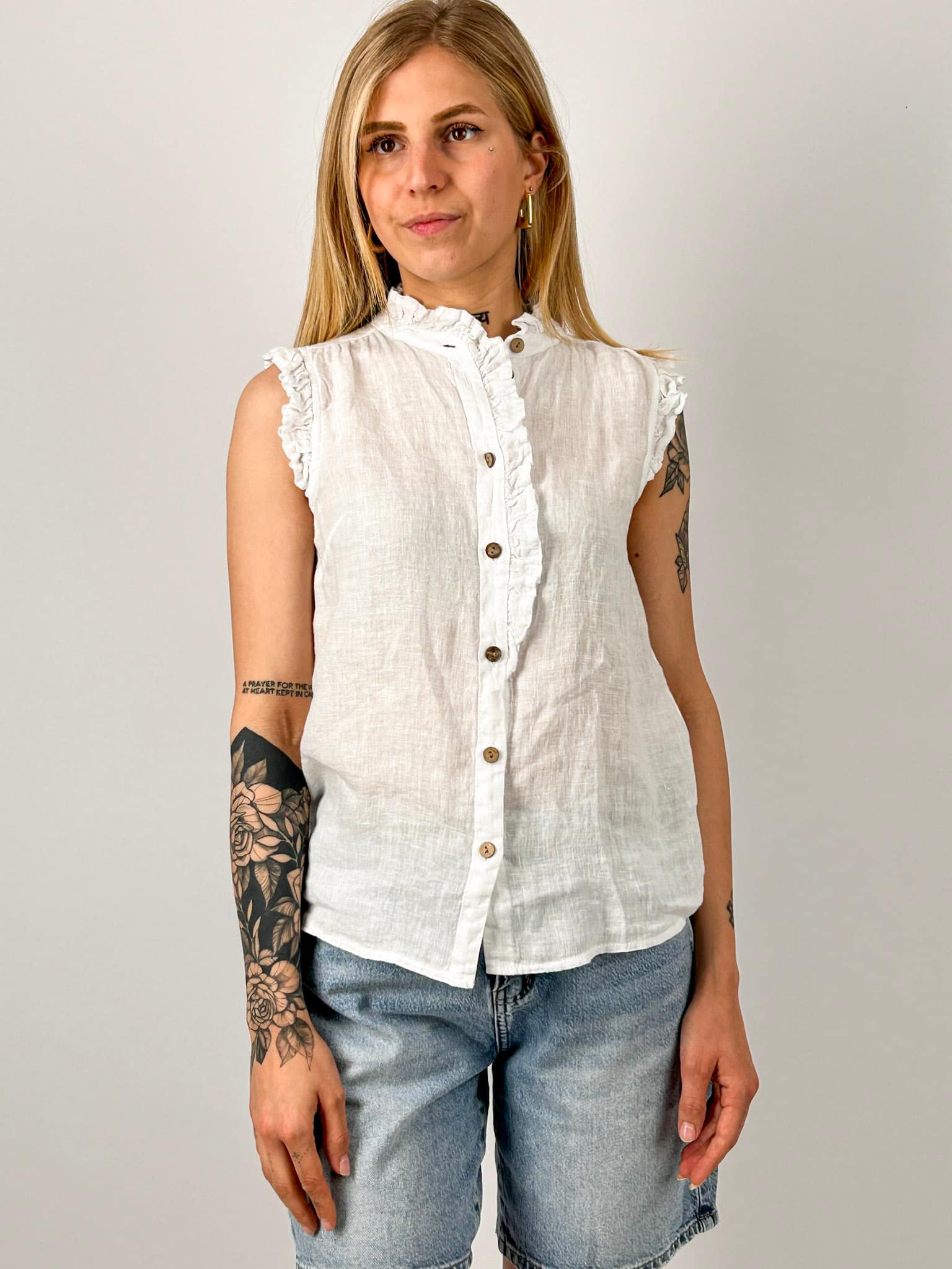 Camicia donna in lino con volant e vestibilità regolare. vista frontale