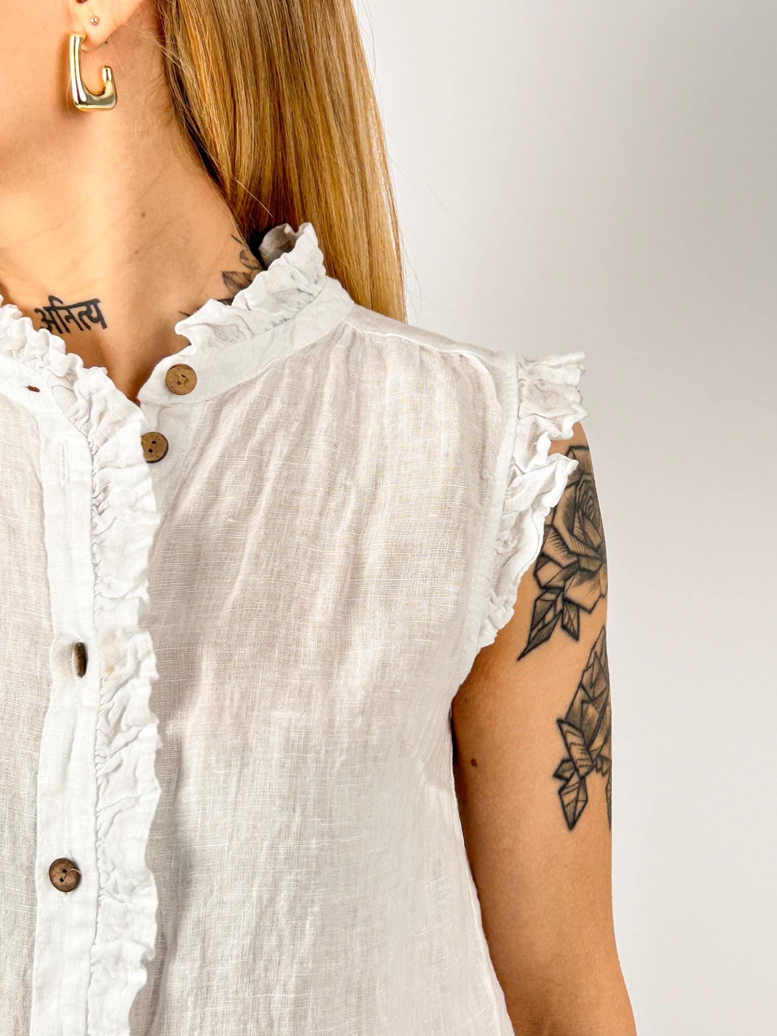 Camicia donna in lino con volant e vestibilità regolare.vista tessu to