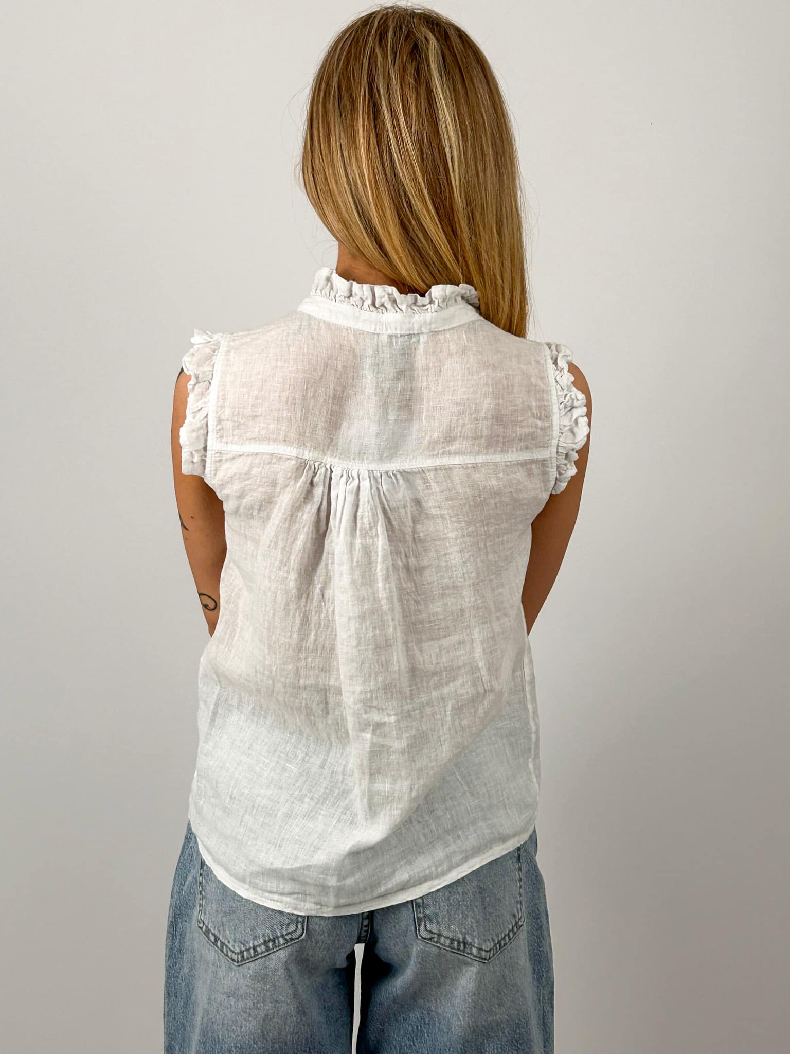 Camicia donna in lino con volant e vestibilità regolare. vista retro
