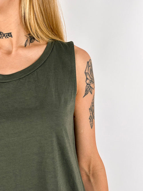 Canotta donna in cotone con fondo a taglio vivo e retro leggermente più lungo - vista dettaglio verde militare