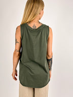 Canotta donna in cotone con fondo a taglio vivo e retro leggermente più lungo - vista retro verde militare