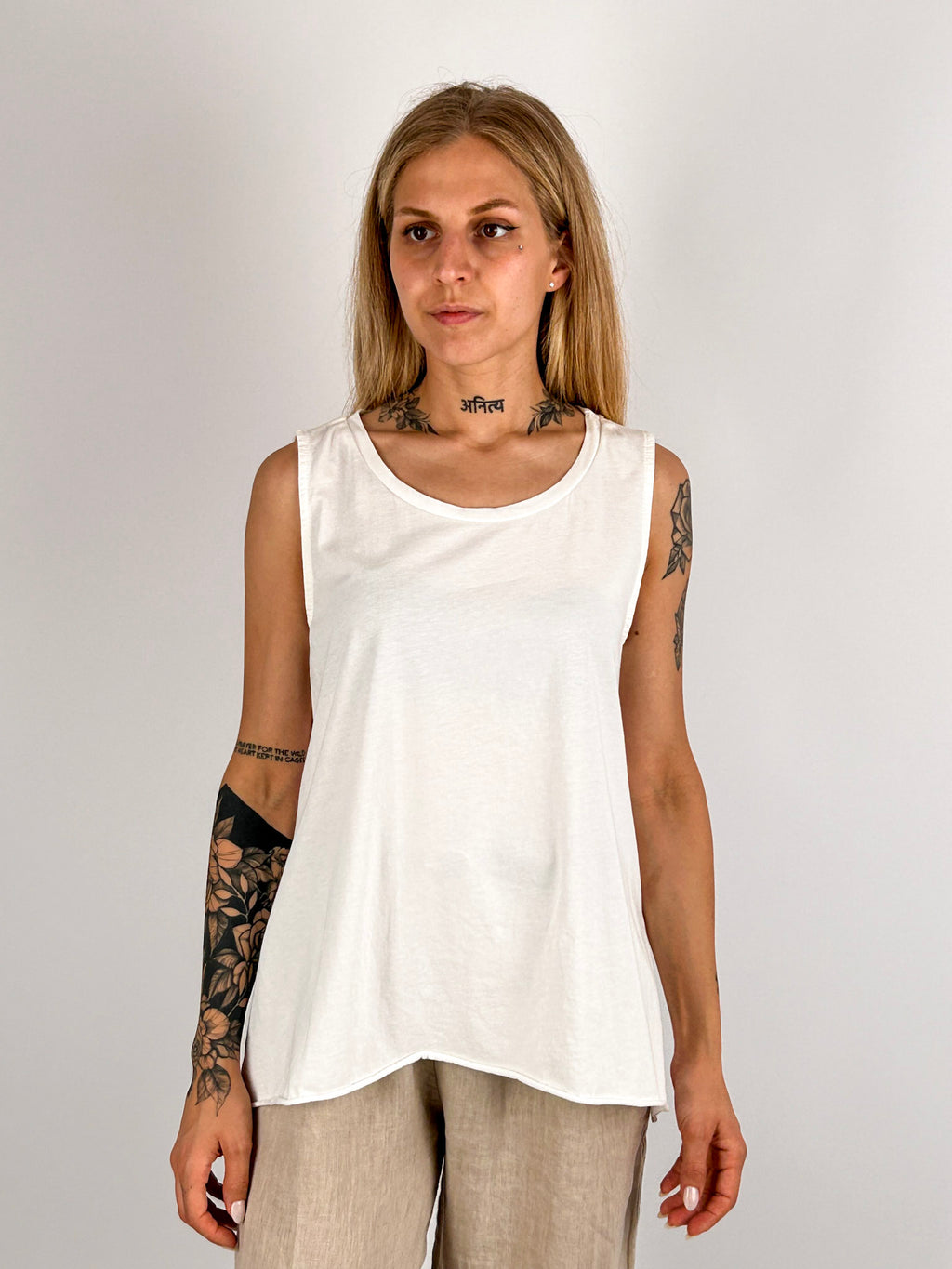 Canotta donna in cotone con fondo a taglio vivo e retro leggermente più lungo - vista frontale bianco militare
