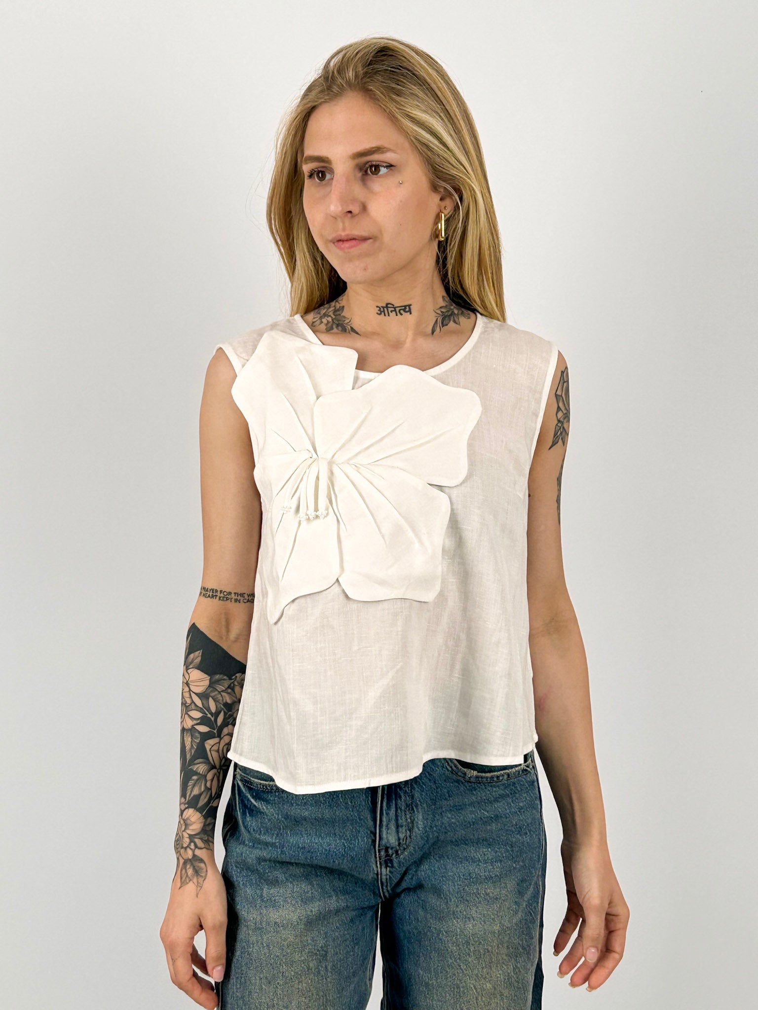 Top donna smanicato con maxi fiocco e vestibilità regolare. vista fronatale