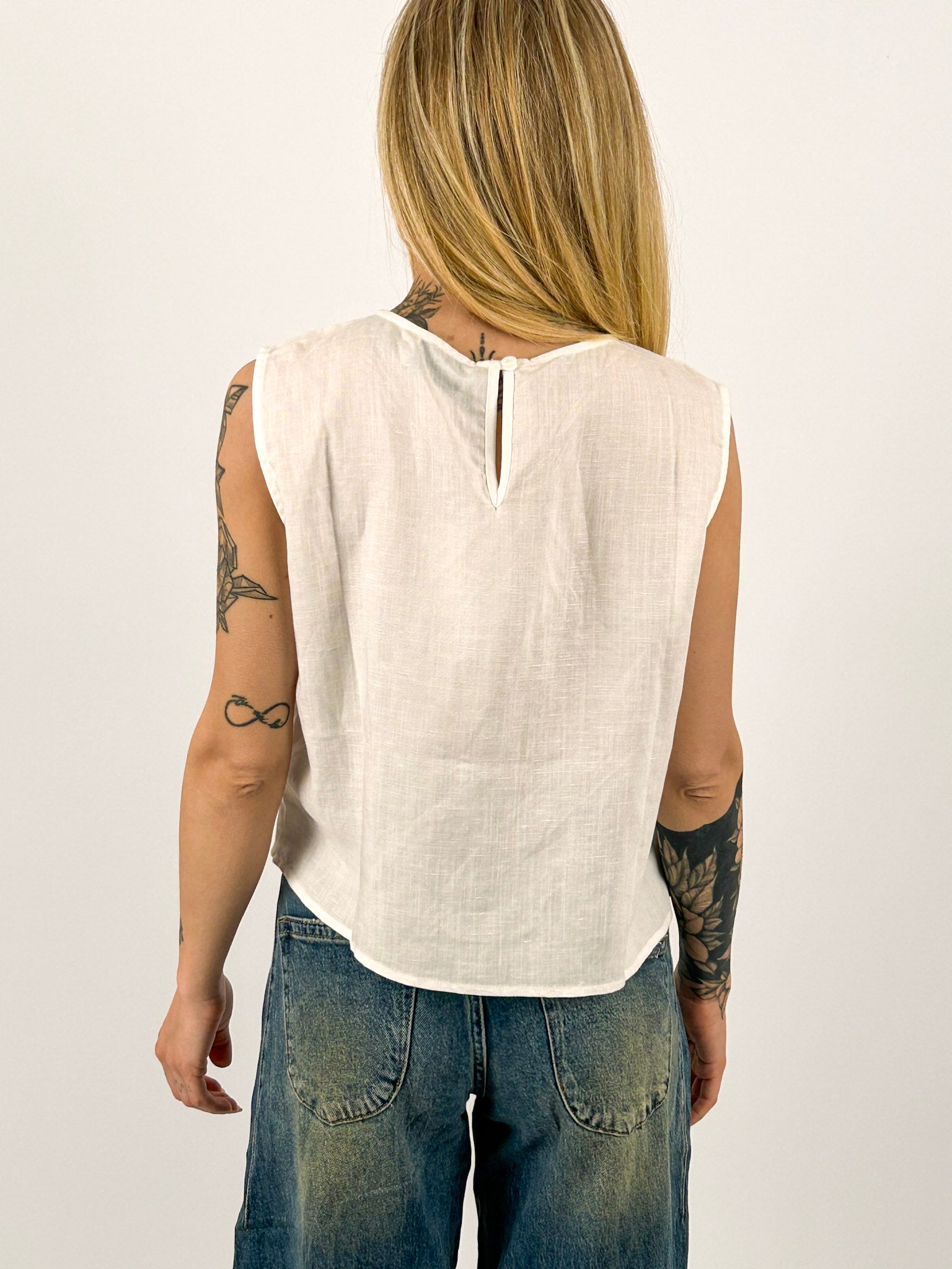 Top donna smanicato con maxi fiocco e vestibilità regolare. vista retro