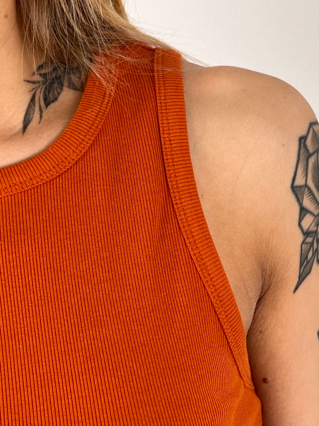 Canotta basic – top donna in cotone essenziale, stile minimal everyday.dettaglio