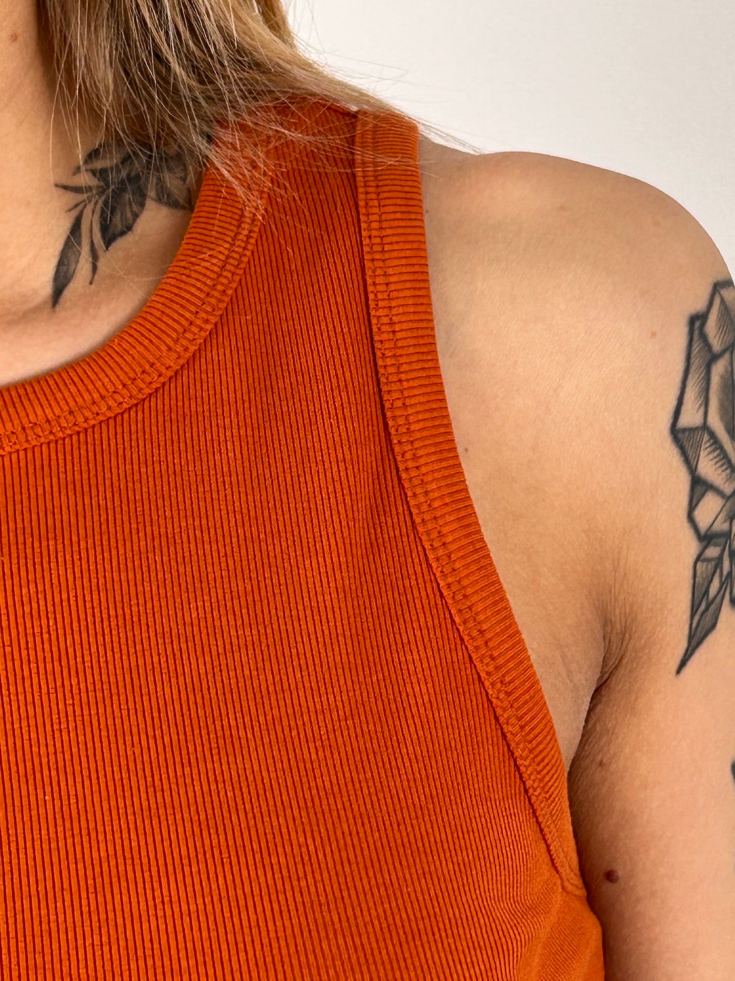 Canotta basic – top donna in cotone essenziale, stile minimal everyday.dettaglio