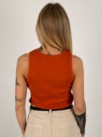 Canotta basic – top donna in cotone essenziale, stile minimal everyday retro