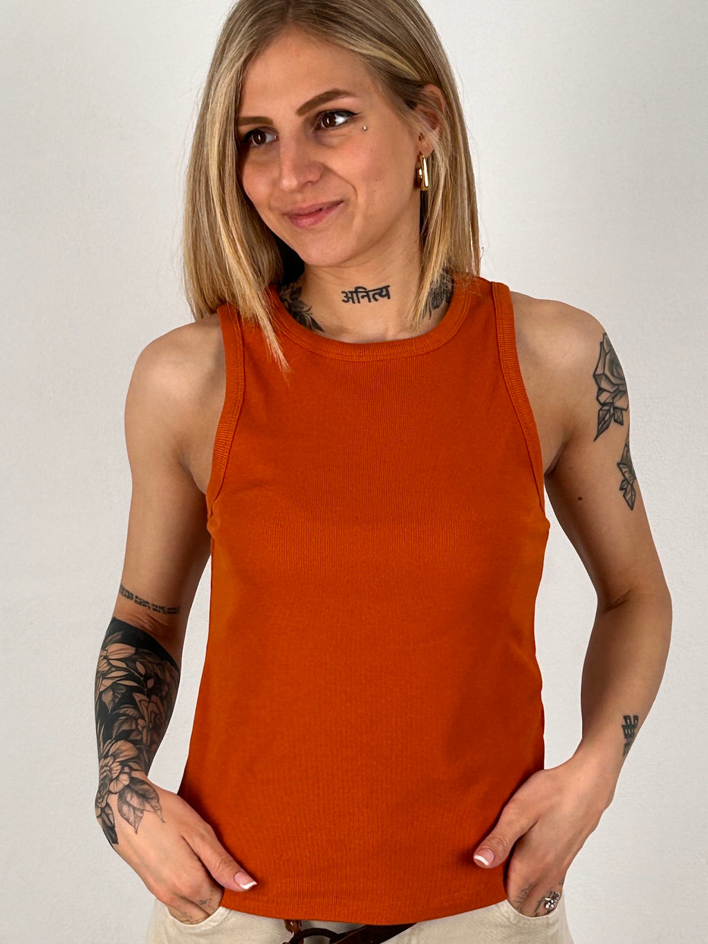 Canotta basic – top donna in cotone essenziale, stile minimal everyday