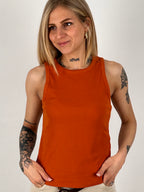 Canotta basic – top donna in cotone essenziale, stile minimal everyday