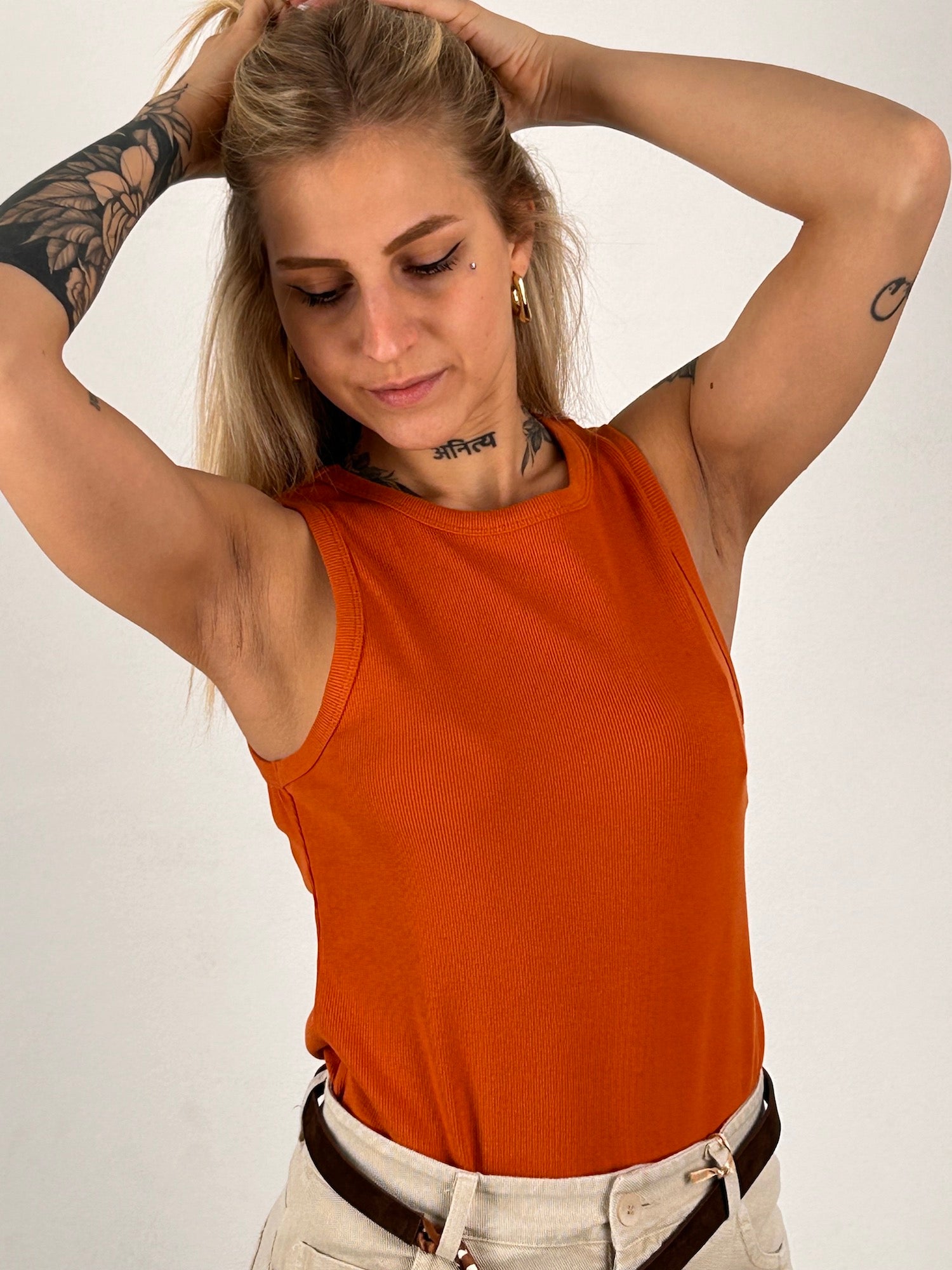 Canotta basic – top donna in cotone essenziale, stile minimal everyday