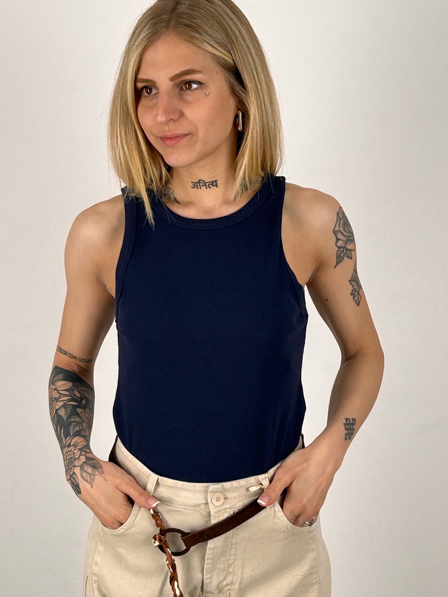 Canotta basic – top donna in cotone essenziale, stile minimal everyday