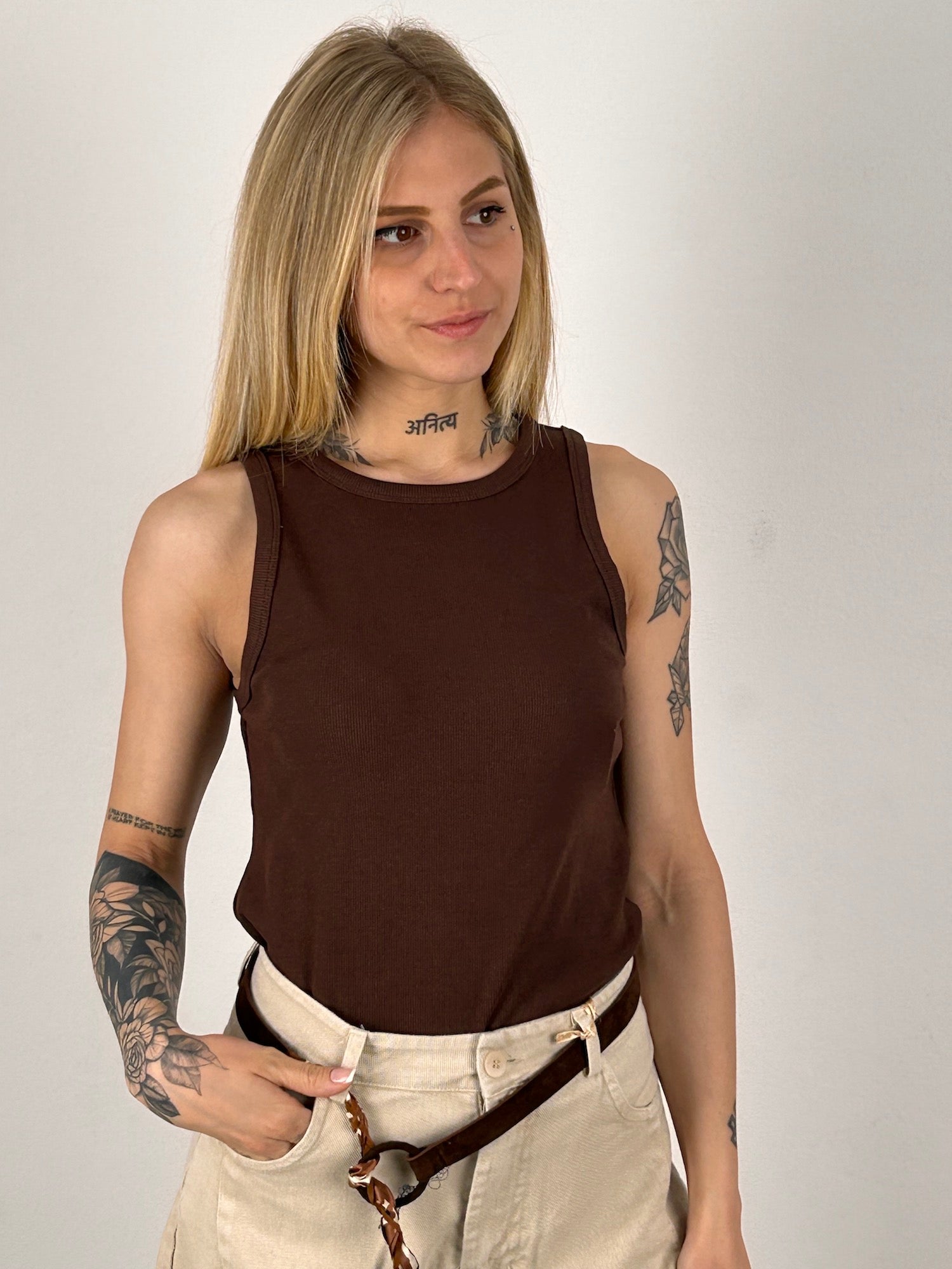 Canotta basic – top donna in cotone essenziale, stile minimal everyday