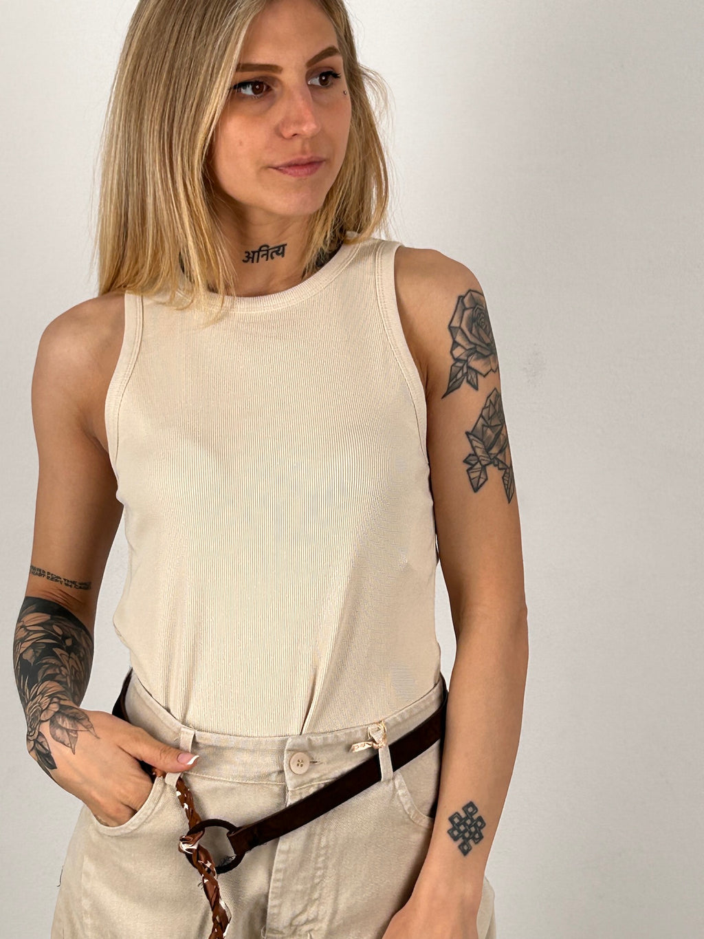 Canotta basic – top donna in cotone essenziale, stile minimal everyday