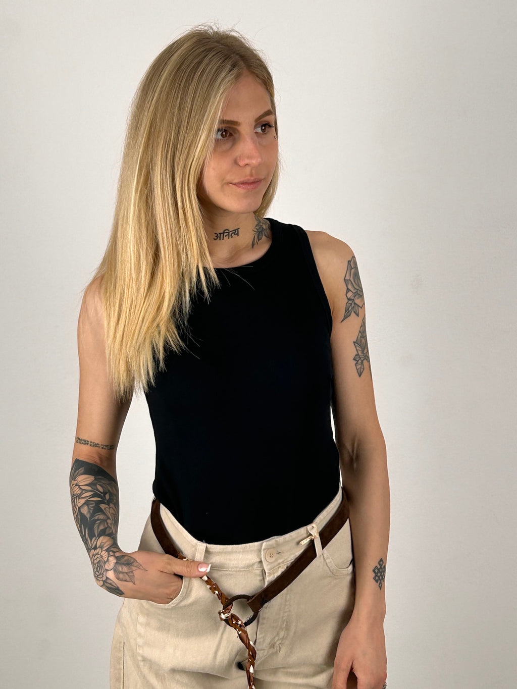 Canotta basic – top donna in cotone essenziale, stile minimal everyday