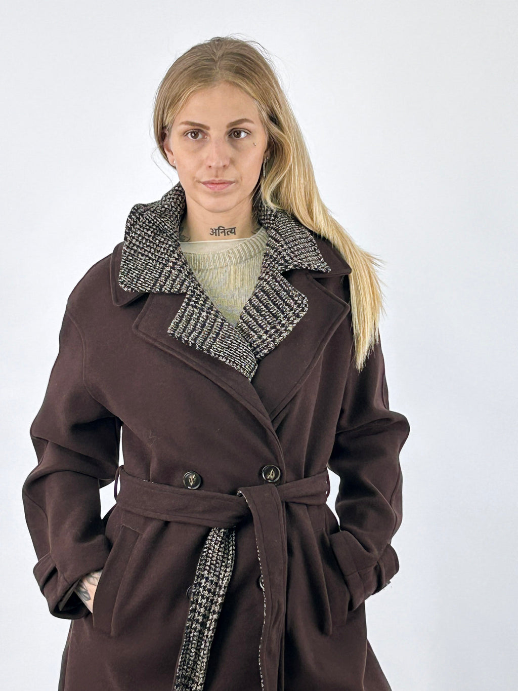 Cappotto donna marrone doppiopetto con cintura e inserto a quadri removibile - dettaglio collo