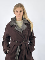 Cappotto donna marrone doppiopetto con cintura e inserto a quadri removibile - dettaglio collo
