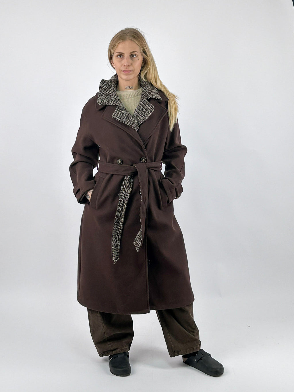 Cappotto donna marrone doppiopetto con cintura e inserto a quadri removibile - vista frontale