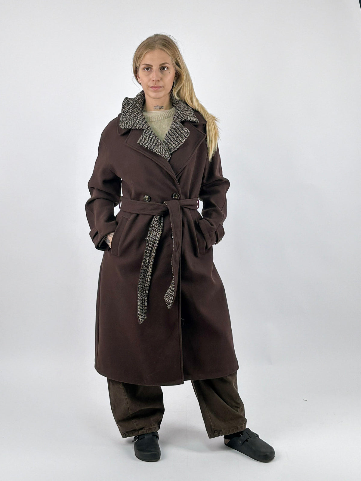 Cappotto donna marrone doppiopetto con cintura e inserto a quadri removibile - vista frontale