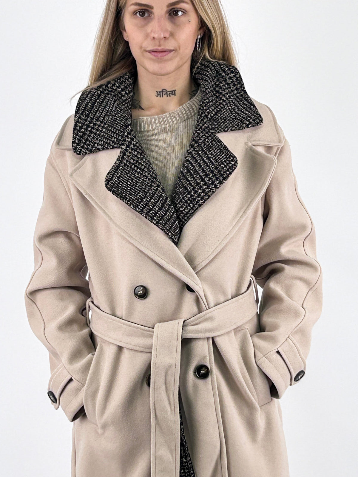 Cappotto donna panna doppiopetto con cintura e inserto a quadri removibile - dettaglio collo