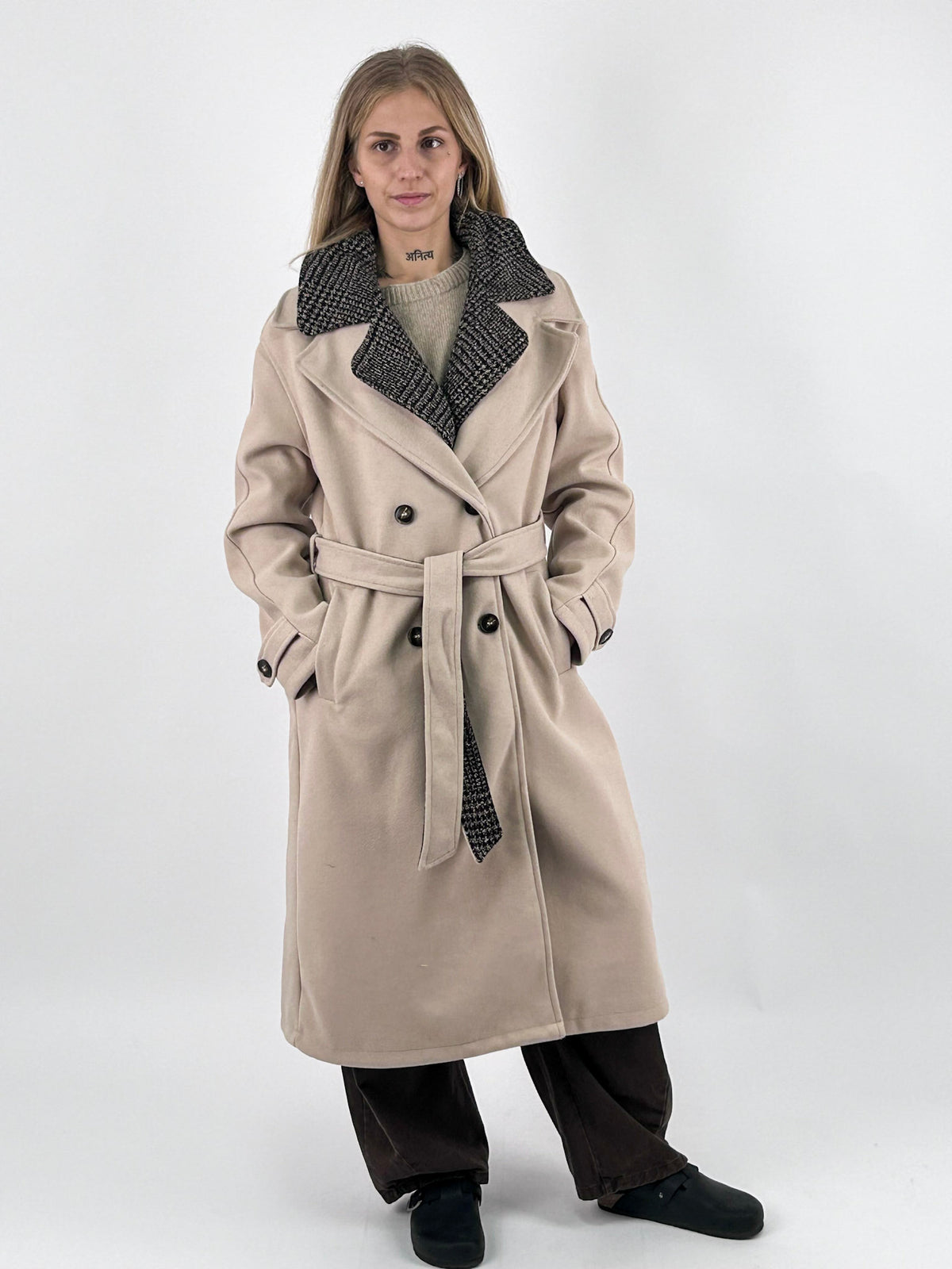 Cappotto donna panna doppiopetto con cintura e inserto a quadri removibile - vista frontale