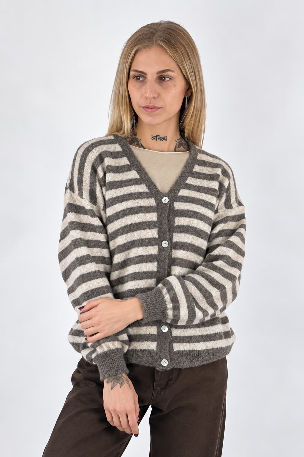 Cardigan donna a righe con alpaca e lana, scollo a V e bottoni tortora - vista frontale