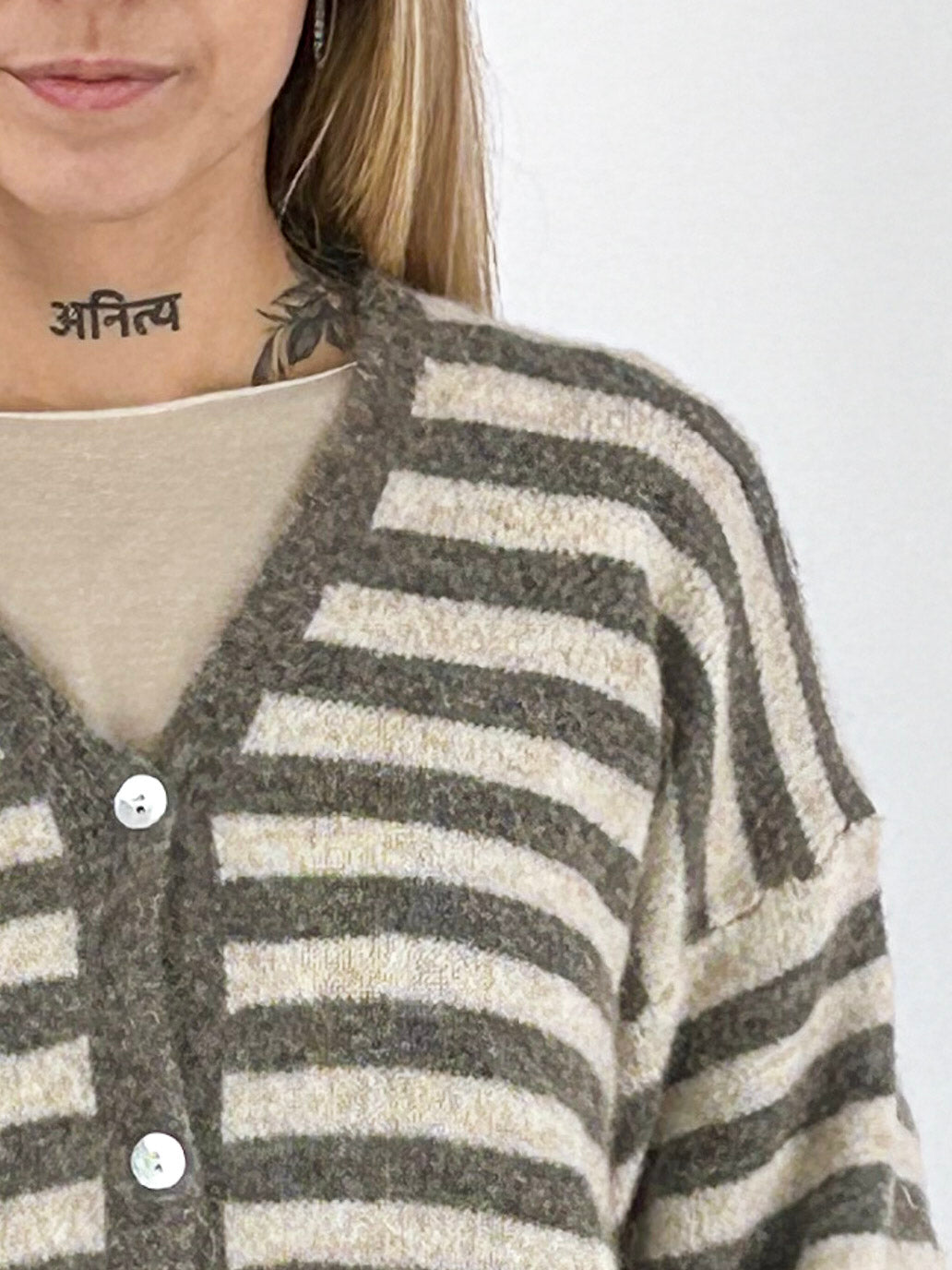 Cardigan donna a righe con alpaca e lana, scollo a V e bottoni tortora - vista dettaglio