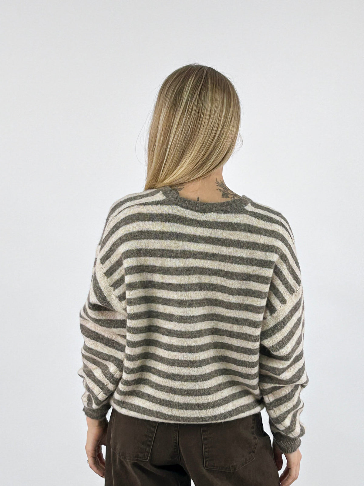 Cardigan donna a righe con alpaca e lana, scollo a V e bottoni tortora - vista retro