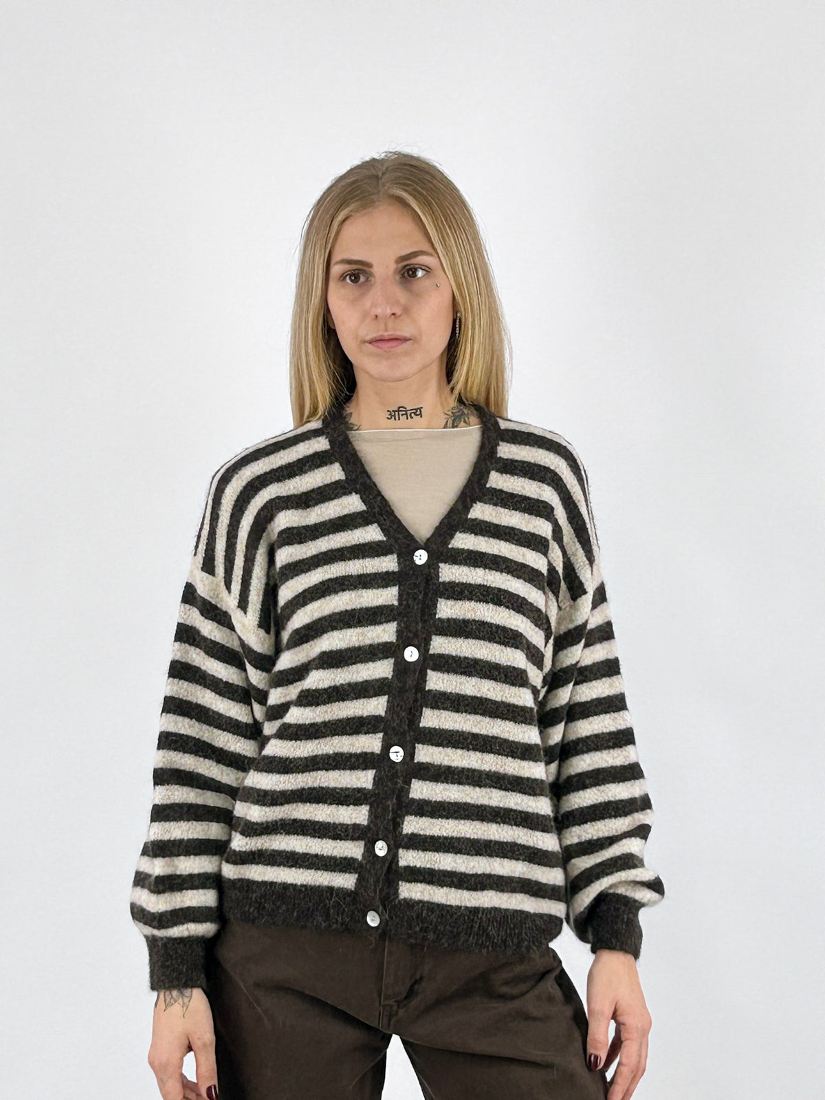 Cardigan donna a righe con alpaca e lana, scollo a V e bottoni marrone - vista frontale