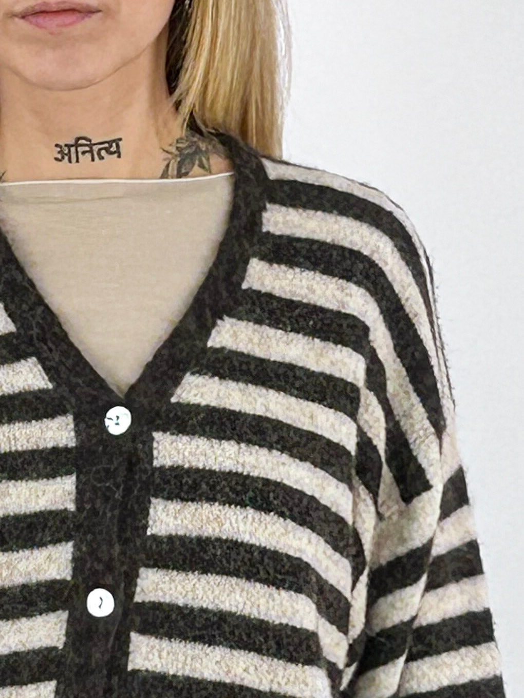 Cardigan donna a righe con alpaca e lana, scollo a V e bottoni marrone - vista dettaglio