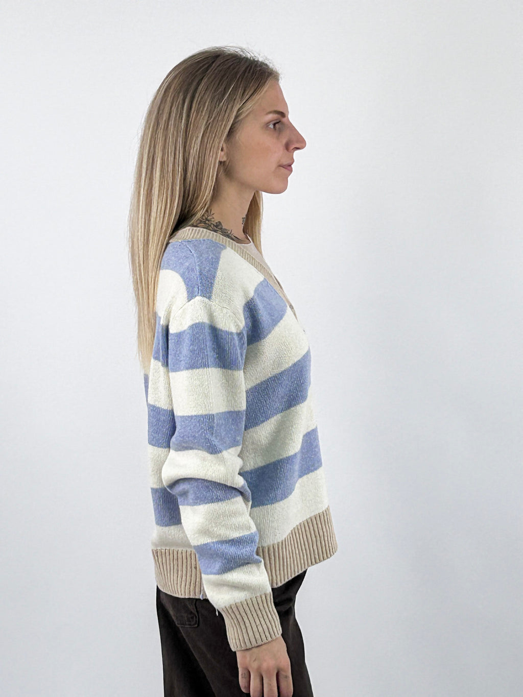 Cardigan donna a righe con scollo a V e bottoni frontali azzurro - vista laterale