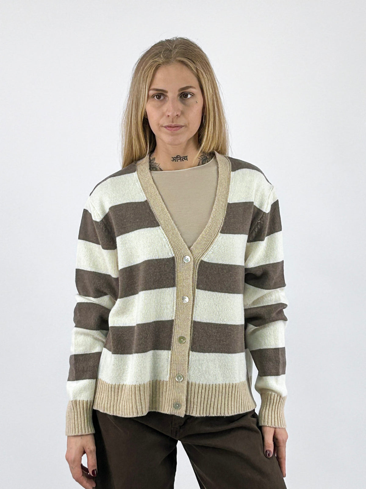 Cardigan donna a righe con scollo a V e bottoni frontali tortora - vista frontale