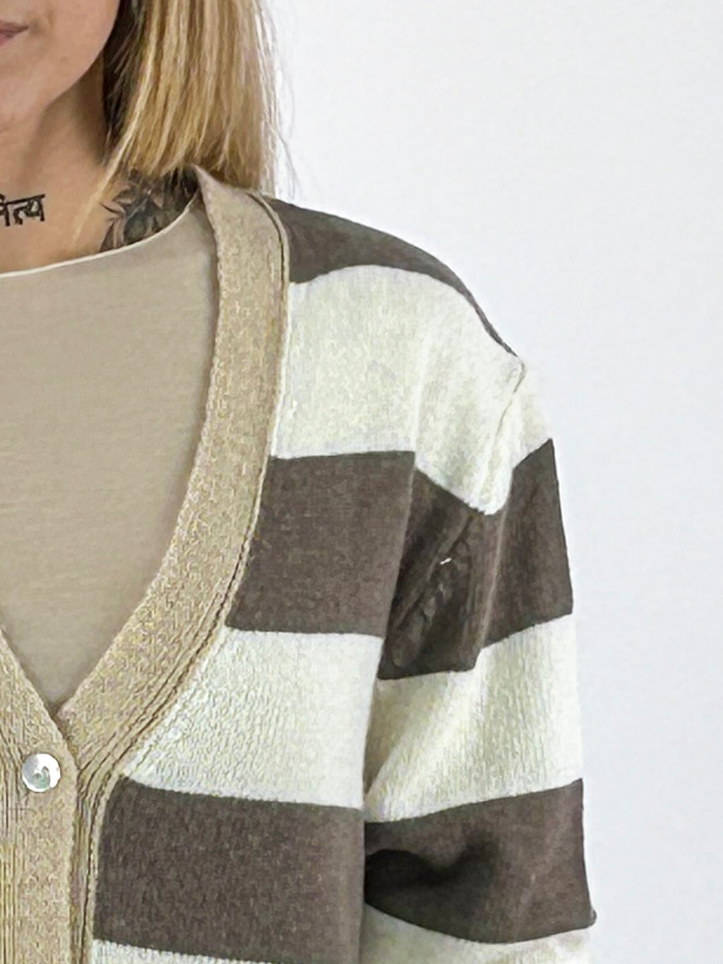 Cardigan donna a righe con scollo a V e bottoni frontali tortora - vista dettaglio