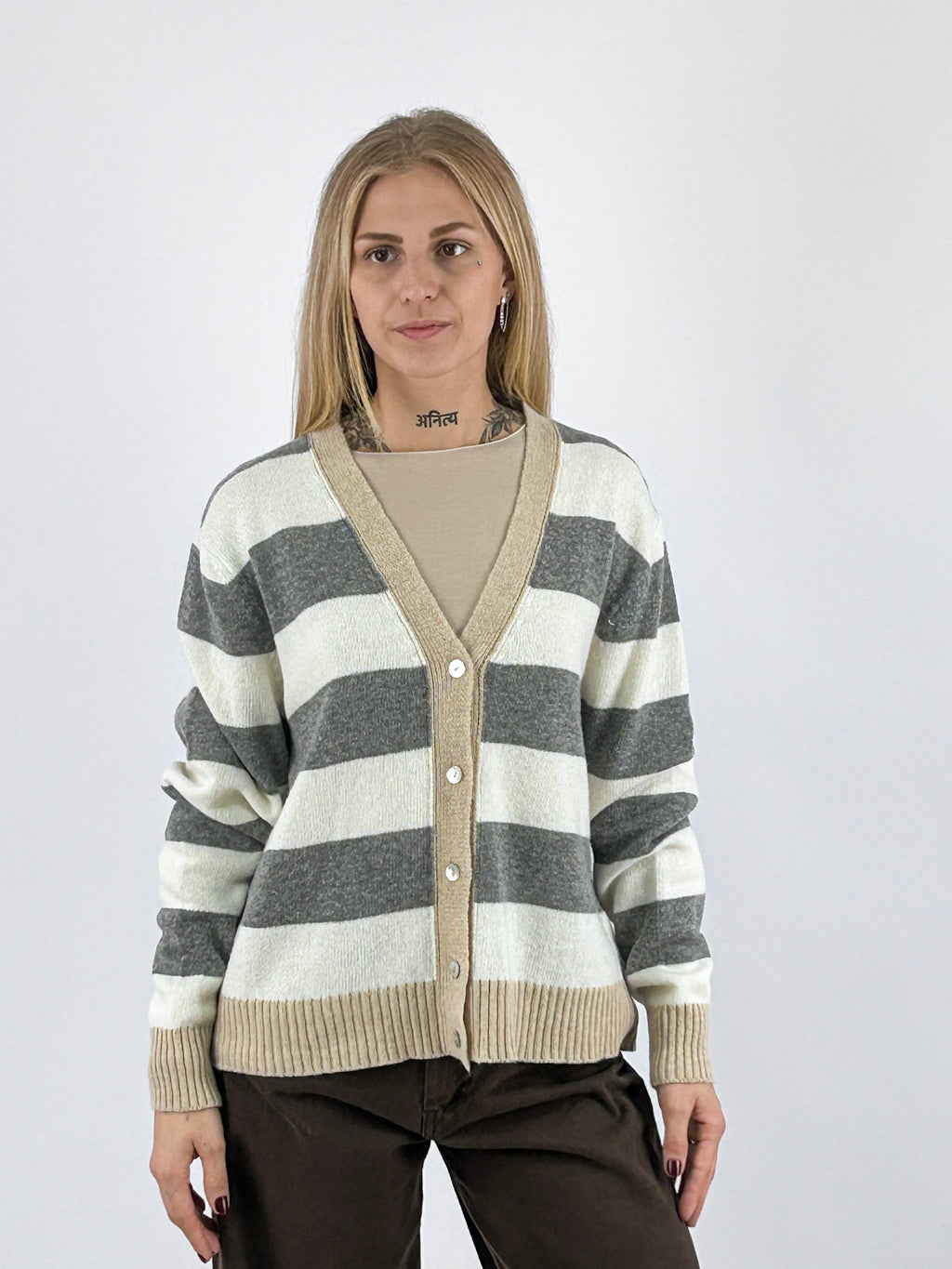 Cardigan donna a righe con scollo a V e bottoni frontali grigio - vista frontale