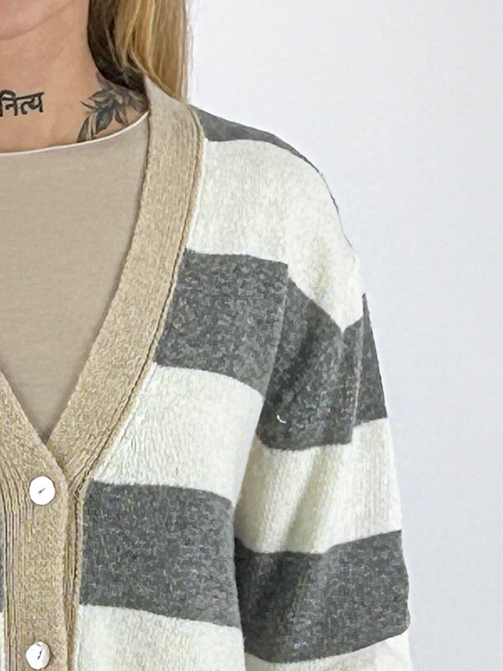 Cardigan donna a righe con scollo a V e bottoni frontali tortora - vista dettaglio