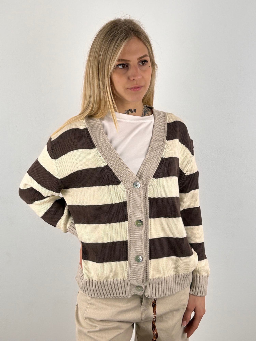 Cardigan righe classic – cardigan donna a righe classico, stile preppy casual chic.vista frontale
