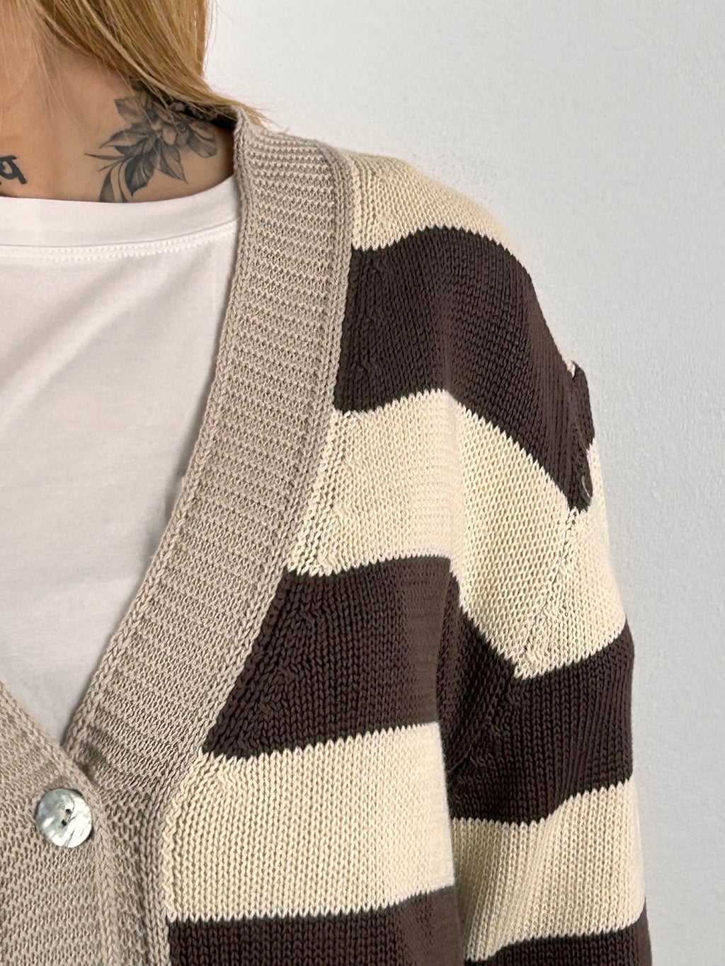 Cardigan righe classic – cardigan donna a righe classico, stile preppy casual chic.dettaglio