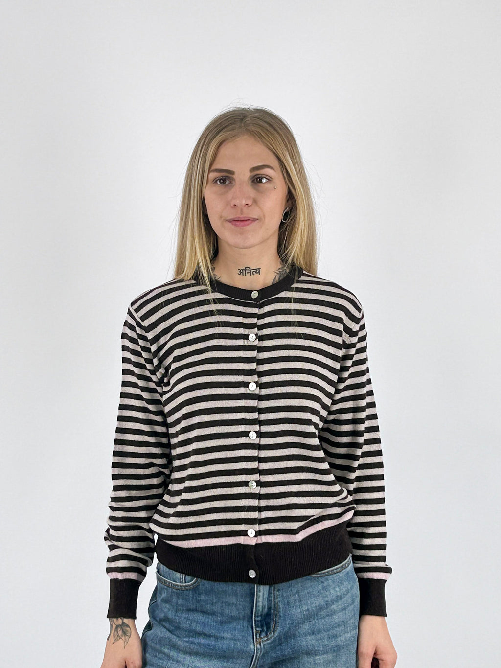 Cardigan donna girocollo a righe con bottoni e bordi a contrasto marrone - vista frontale