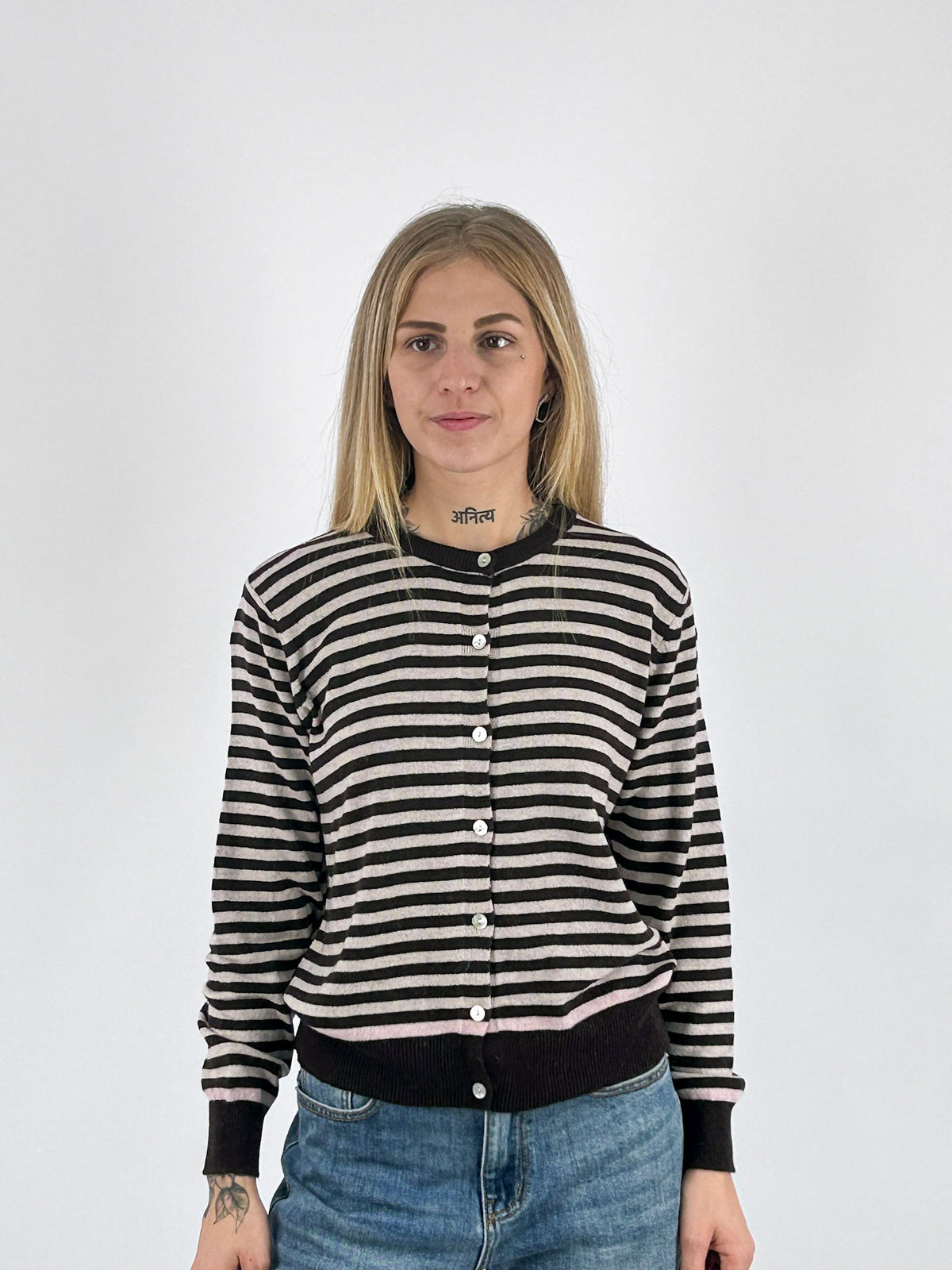 Cardigan donna girocollo a righe con bottoni e bordi a contrasto marrone - vista frontale