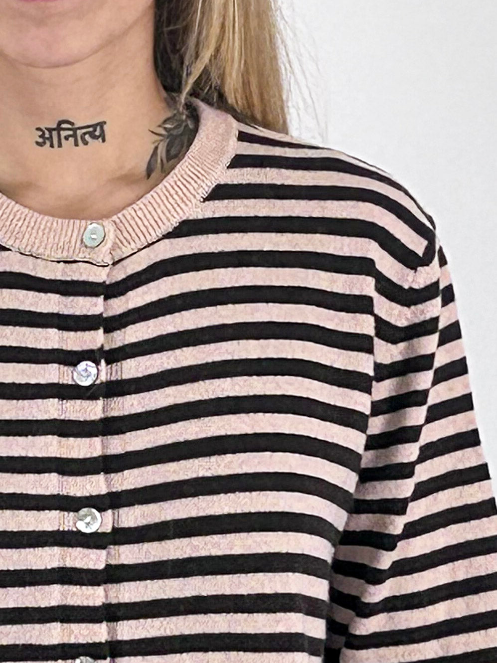 Cardigan donna girocollo a righe con bottoni e bordi a contrasto rosa - vista dettaglio