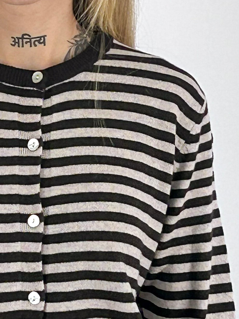 Cardigan donna girocollo a righe con bottoni e bordi a contrasto marrone - vista dettaglio