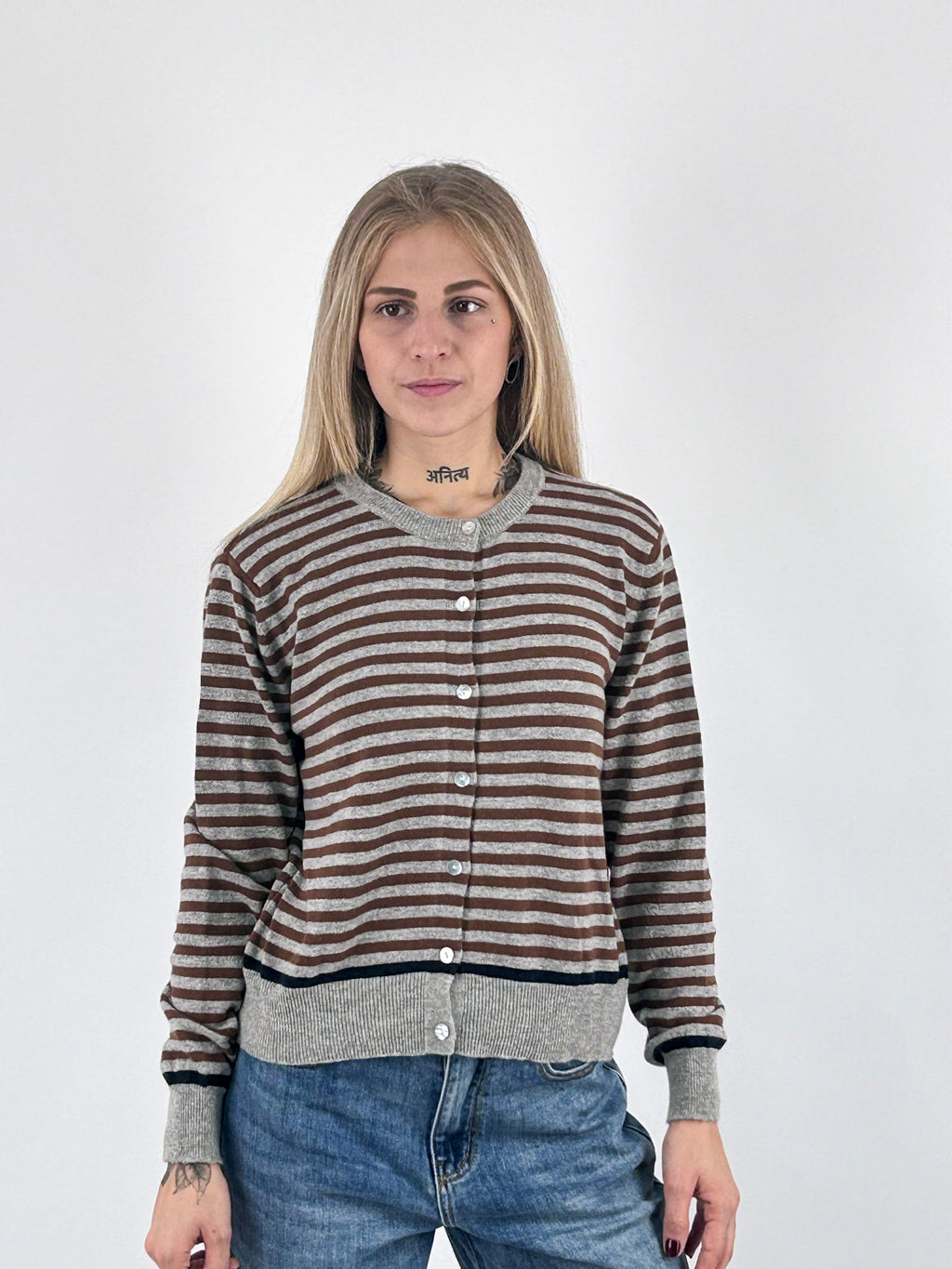 Cardigan donna girocollo a righe con bottoni e bordi a contrasto grigio - vista frontale