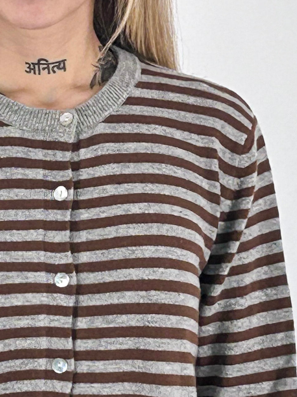 Cardigan donna girocollo a righe con bottoni e bordi a contrasto grigio - vista dettaglio