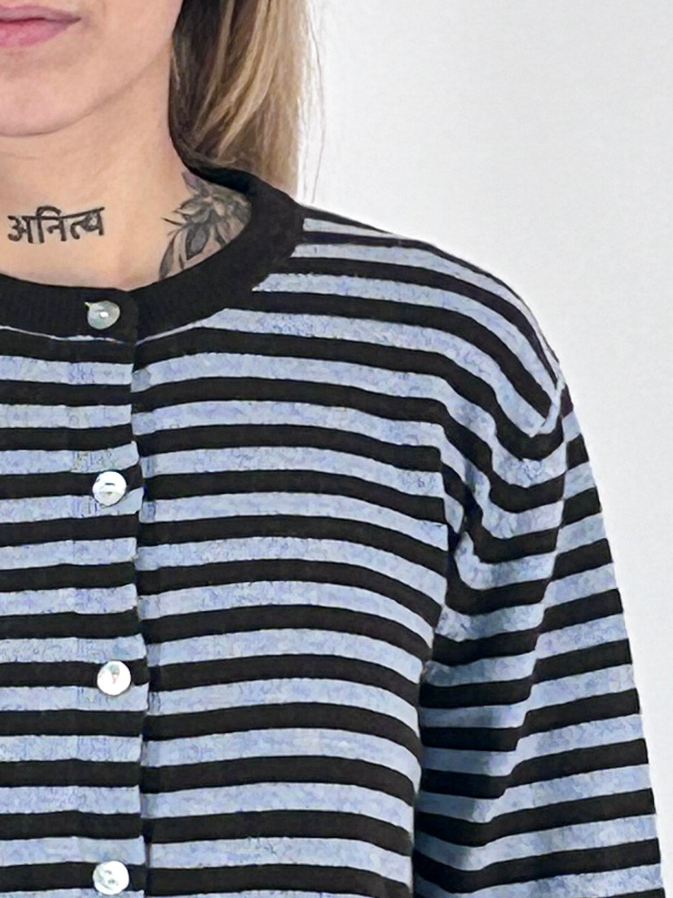 Cardigan donna girocollo a righe con bottoni e bordi a contrasto azzurro - vista dettaglio